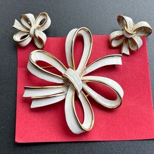 39. Vintage Trifari Gold & White Large Bow Pin Brooch W/Matching Clip Earrings